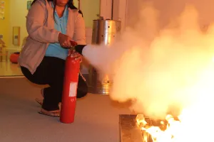 extincteur-utilisation Personne utilisant un extincteur sur un incendie