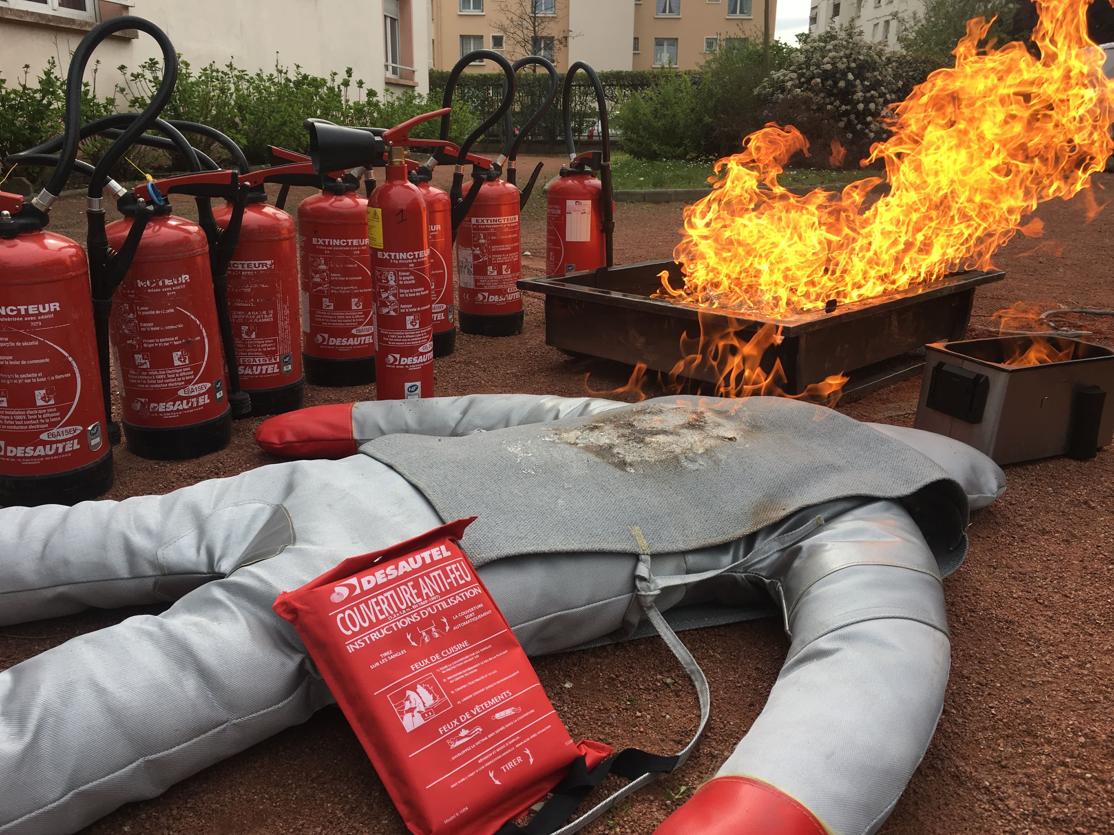 formation-extinction-incendie Formation sur l'extinction des incendies avec équipement de sécurité