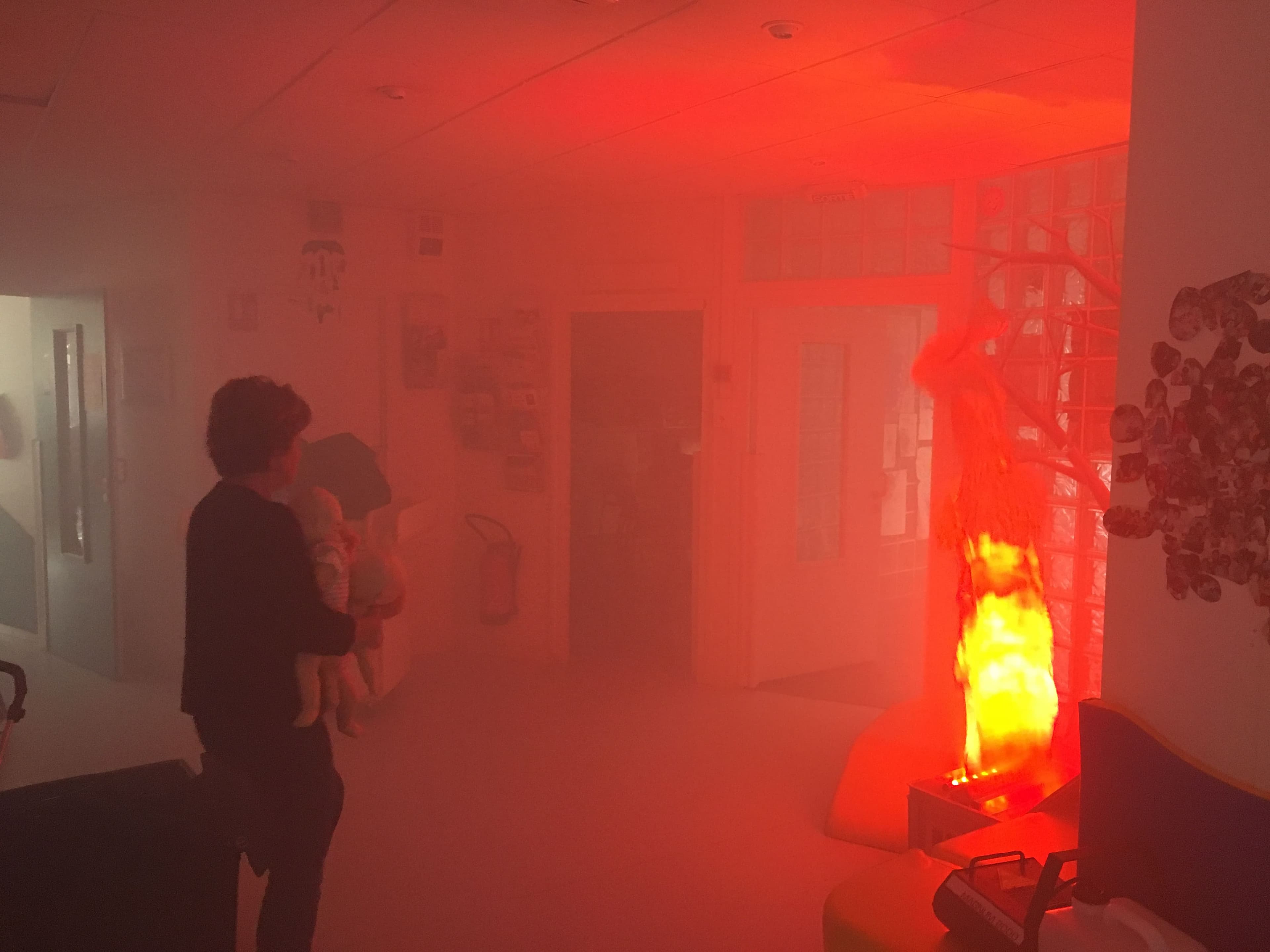 environnement-enfumé-incendie Femme portant un enfant dans un environnement enfumé