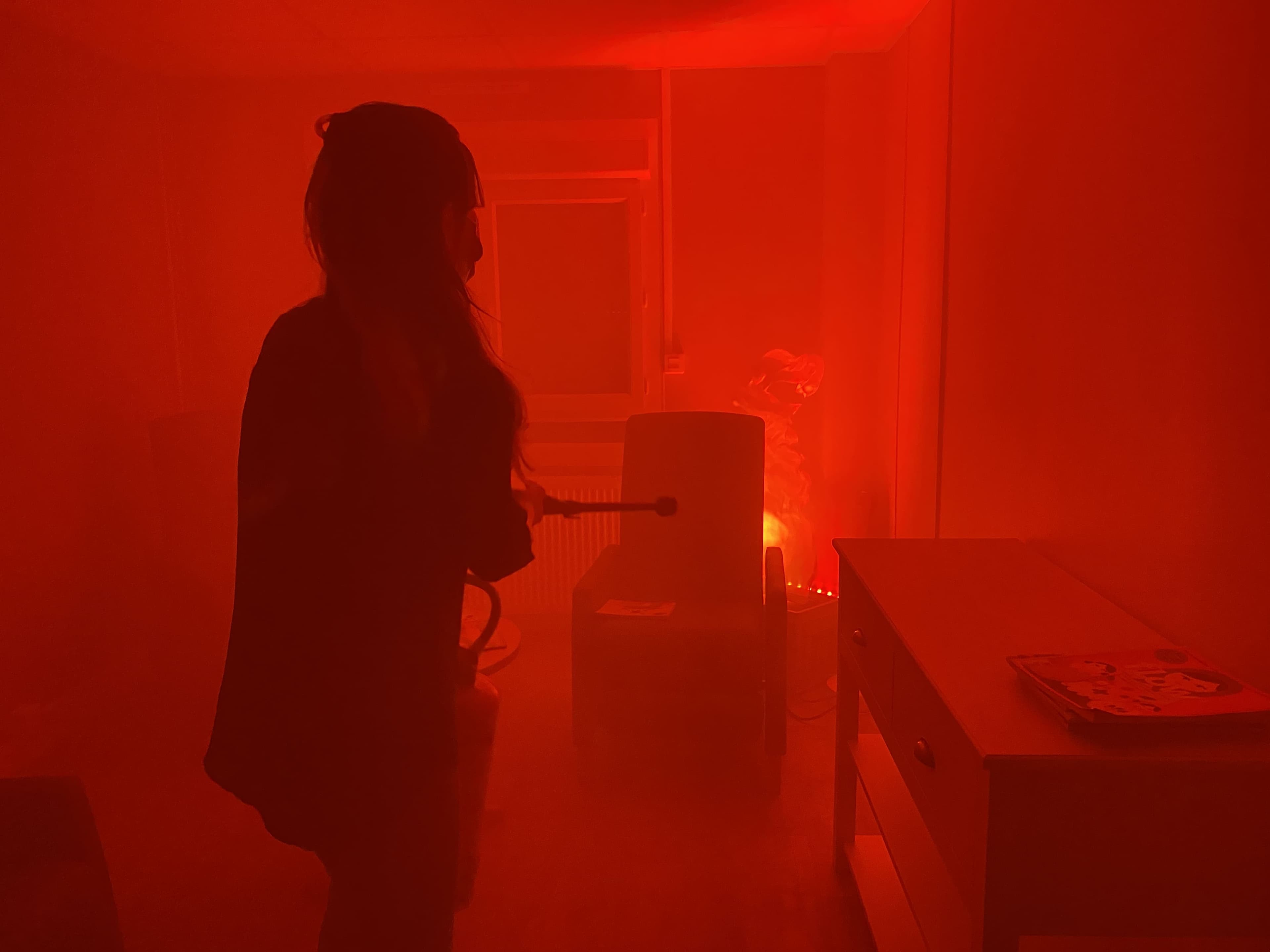 personne-intervention-incendie Personne dans une pièce enfumée avec lumière rouge