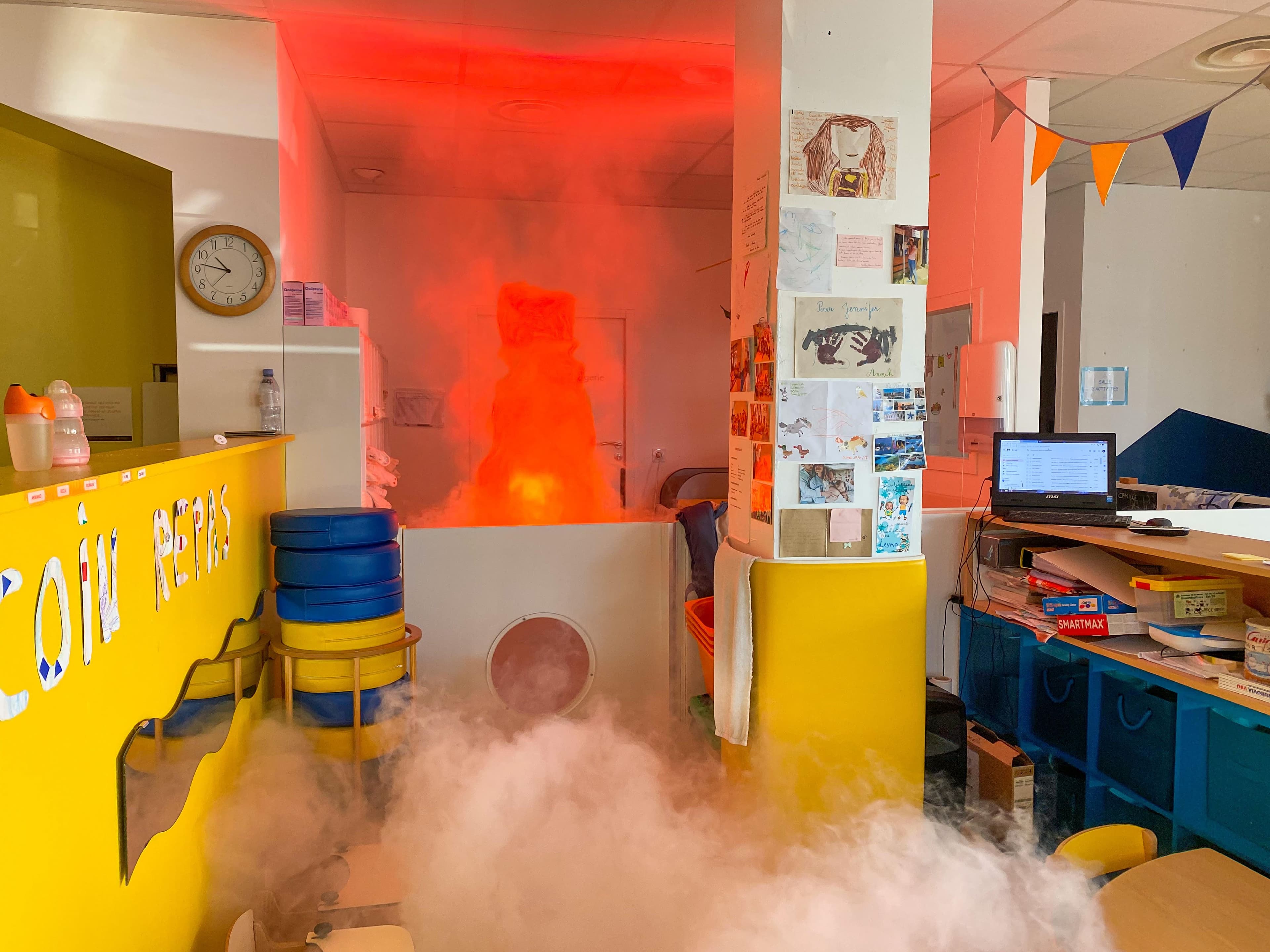 formation-incendie-creche Salle de crèche avec fumée et éclairage rouge
