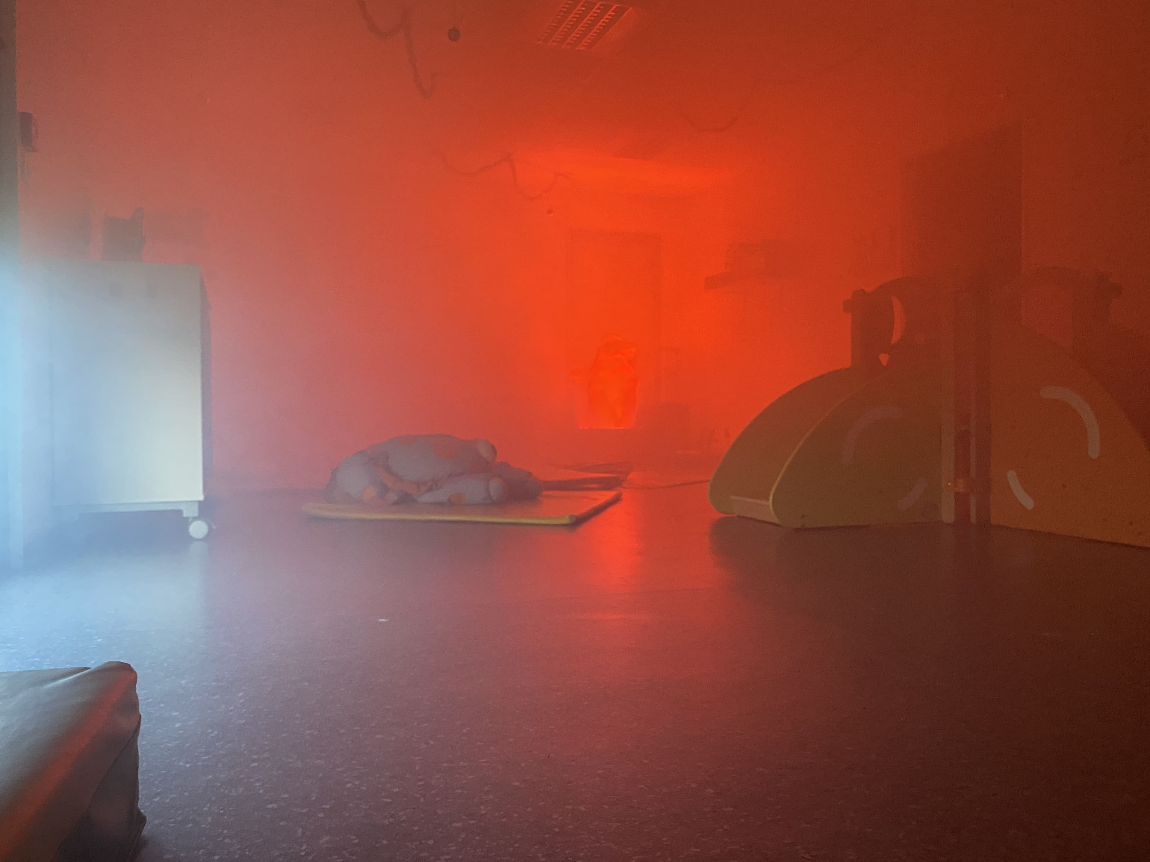 formation-incendie-creche Salle de crèche avec fumée et lumière rouge