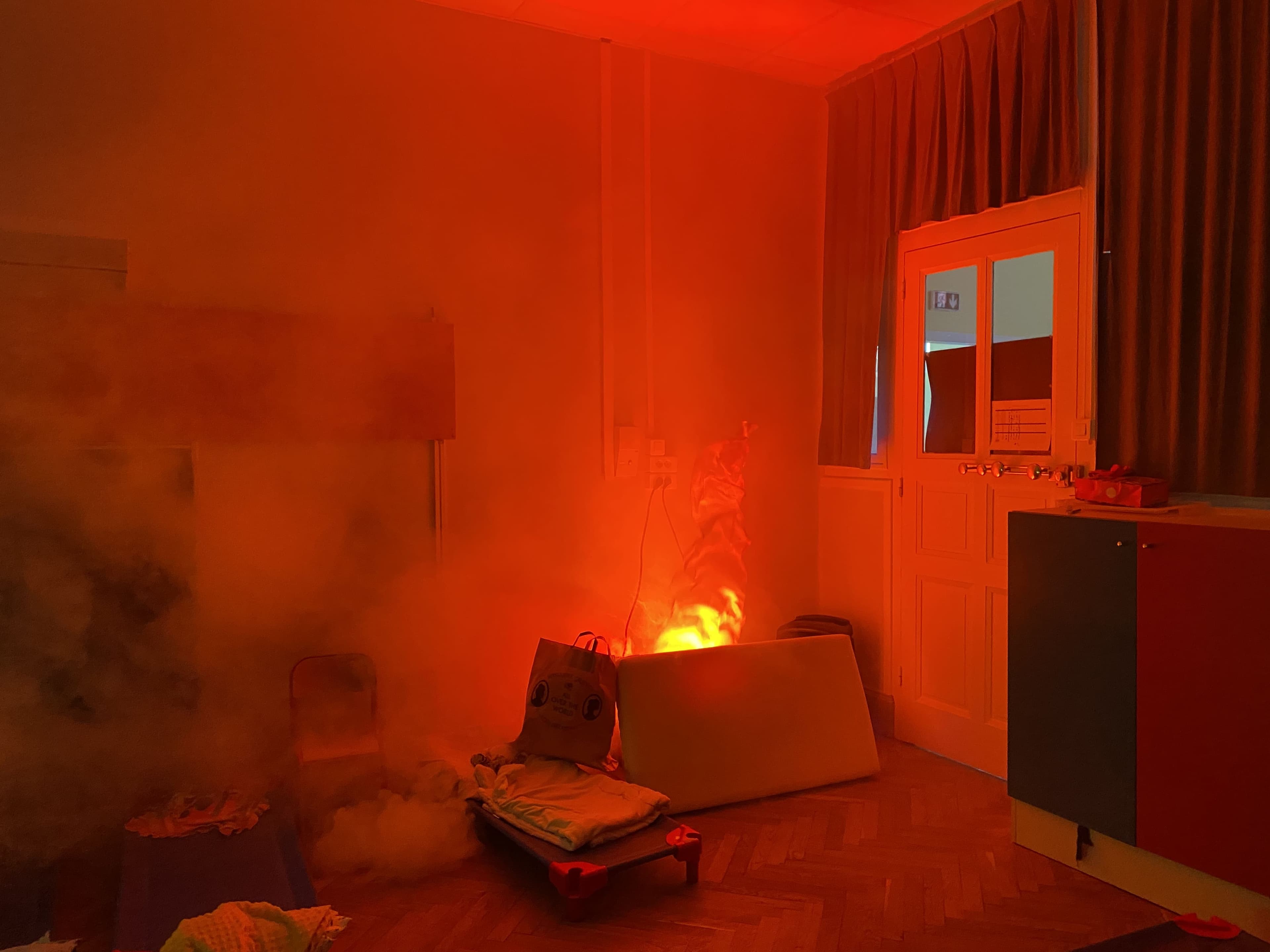 formation-incendie-erp Salle avec fumée et feu visible