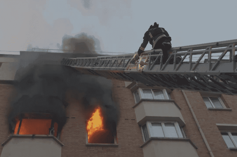 pompier-escabeau-incendie Pompier intervenant sur un incendie dans un immeuble