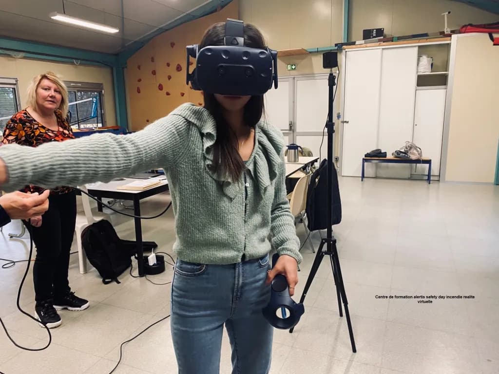 formation-virtuelle-incendie Participant utilisant un casque de réalité virtuelle pour la formation incendie.