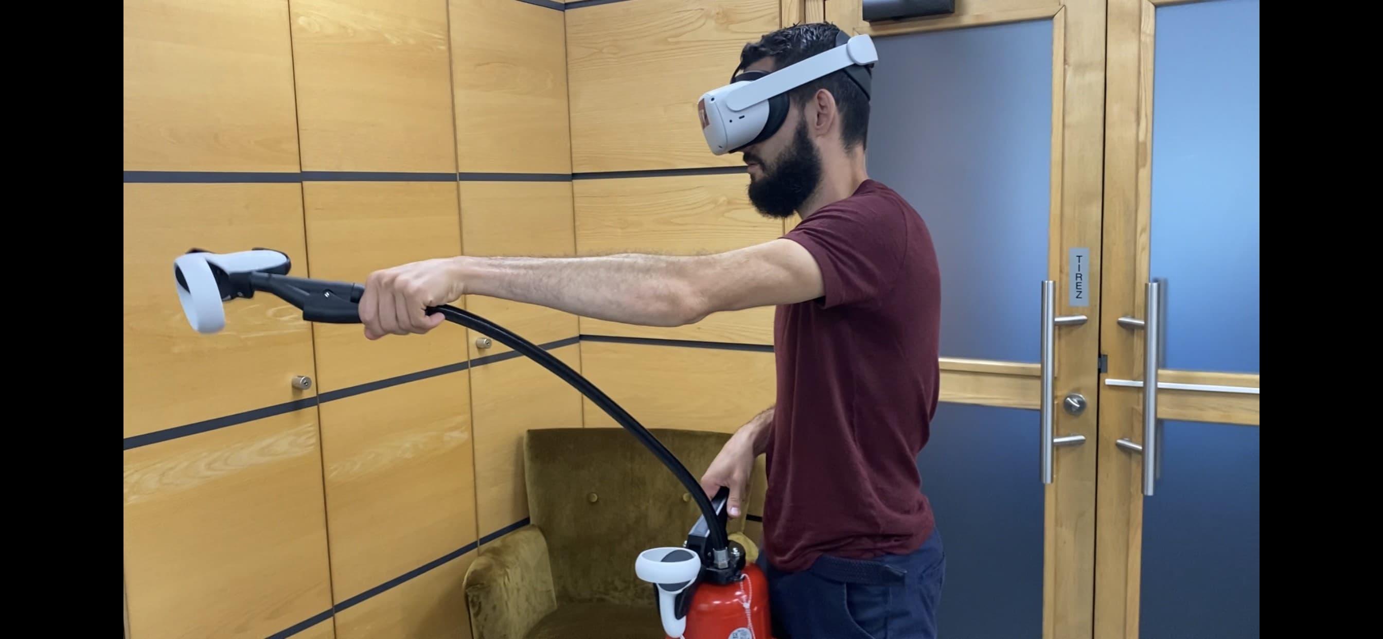 formation-incendie-virtuelle Homme utilisant un extincteur en réalité virtuelle
