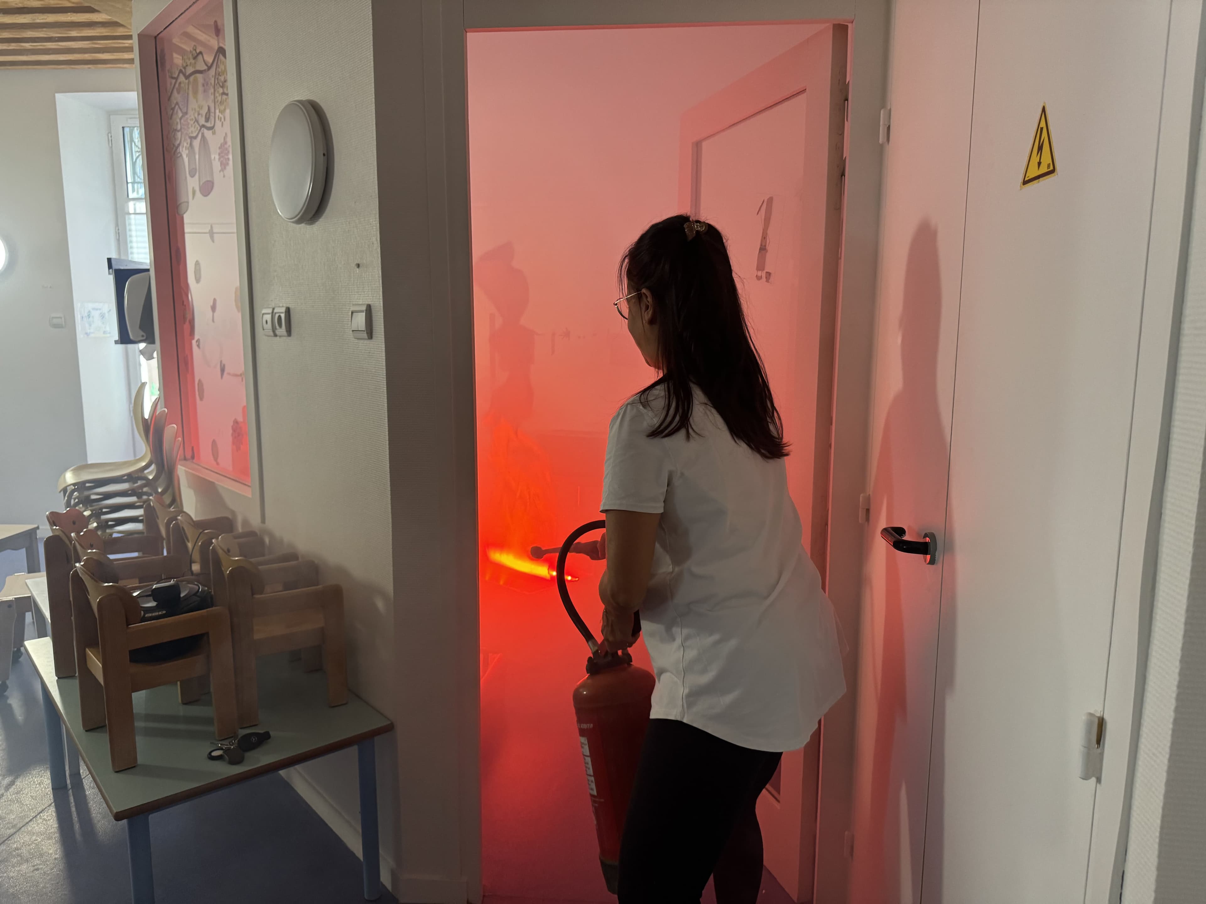 utilisation-extincteur-simulation Personne utilisant un extincteur dans un environnement simulé d'incendie