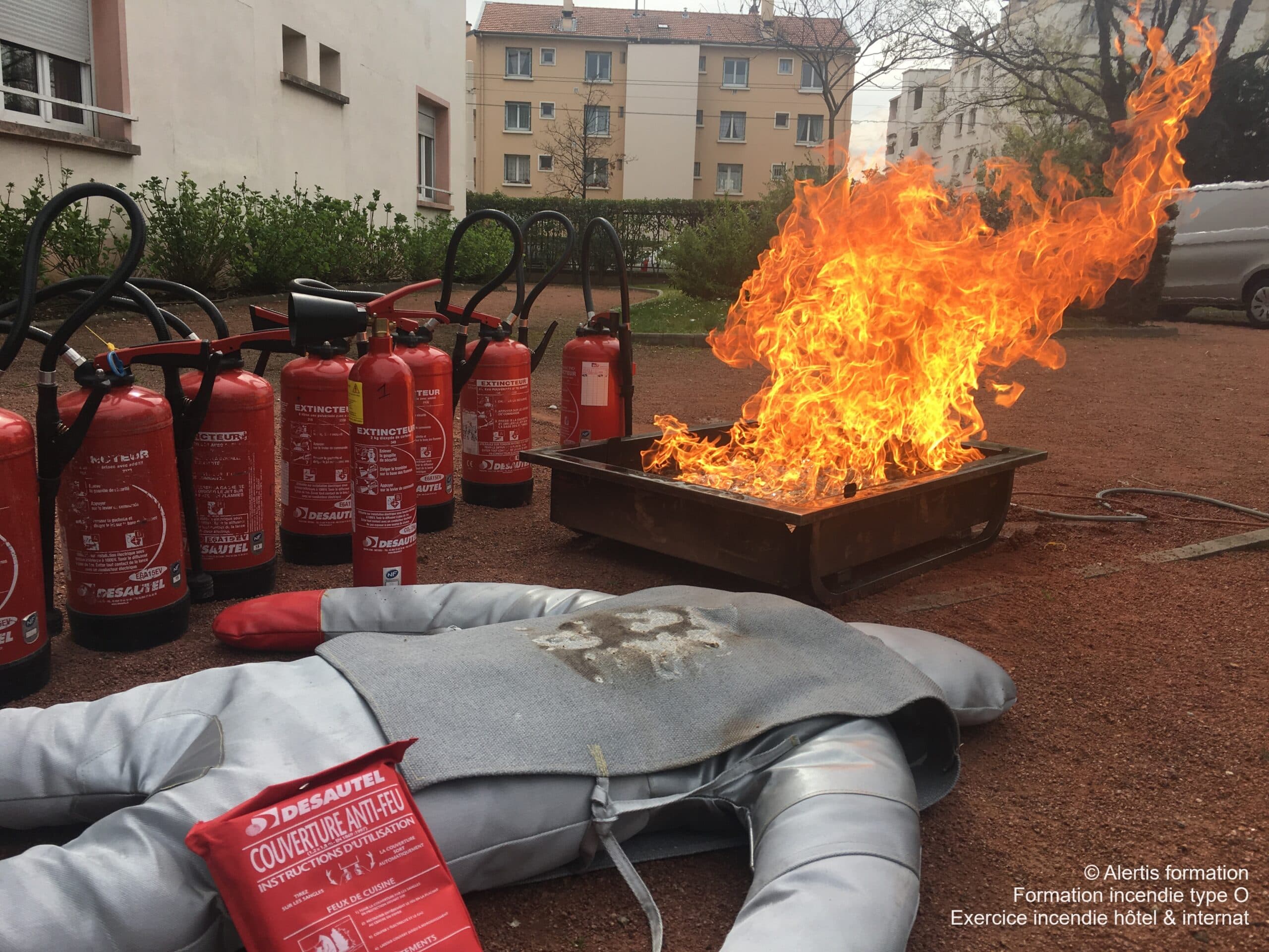 Manipulation d’extincteur en hôtel ou internat Exercice d’utilisation d’un extincteur lors d’une formation