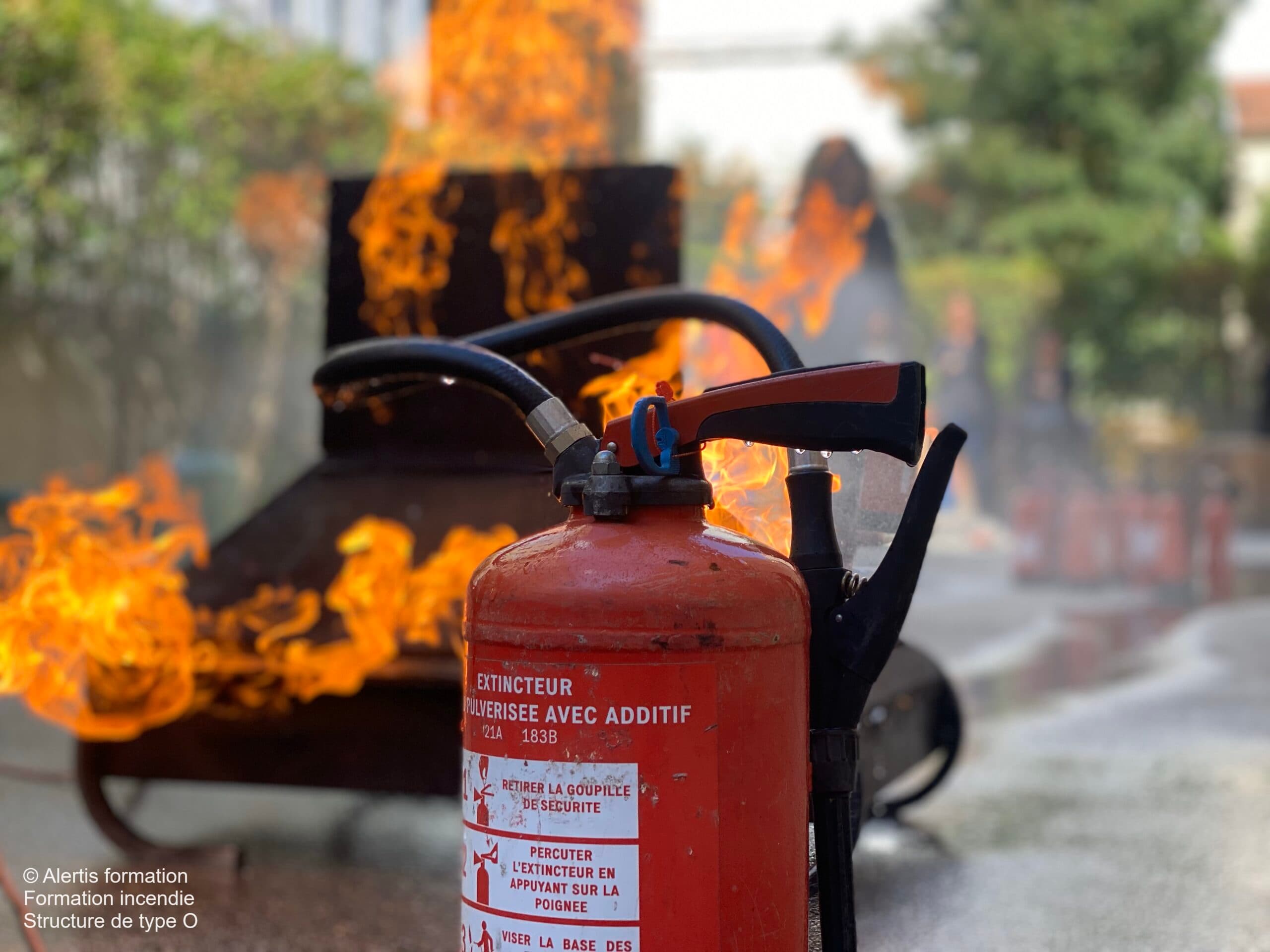 Exercice d’évacuation en établissement hôtelier Groupe en exercice d’évacuation incendie devant un internat