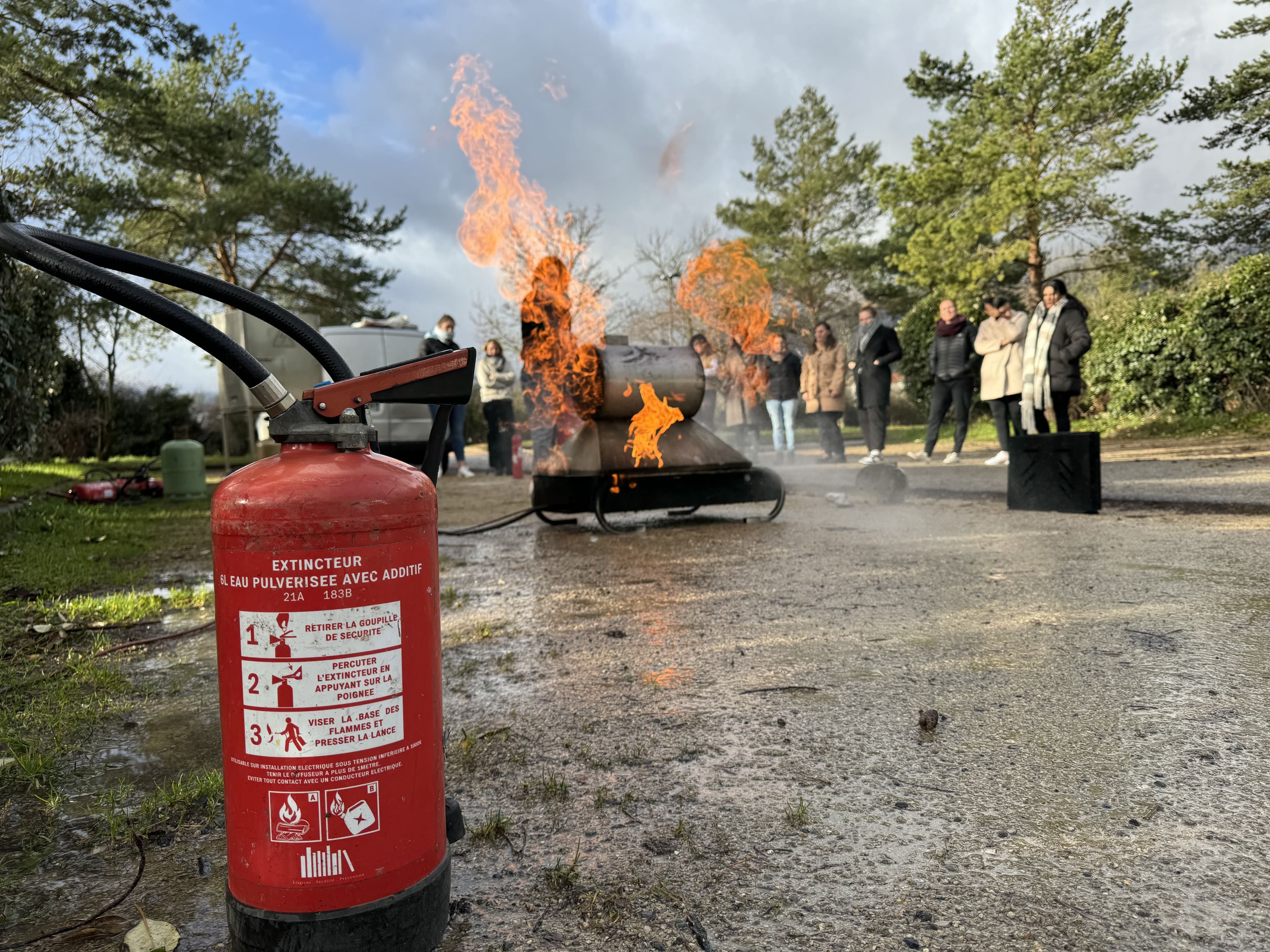 atelier-securite-incendie Extincteur et feu lors d'un atelier de sécurité incendie